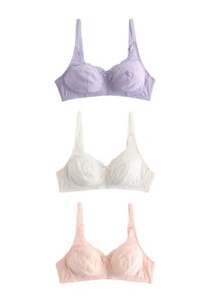 Trois soutiens-gorge bordés de dentelle de couleurs pastel — lavande, blanc et rose blush — disposés verticalement sur un fond blanc.