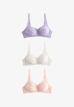 Trois soutiens-gorge bordés de dentelle de couleurs pastel — lavande, blanc et rose blush — disposés verticalement sur un fond blanc.