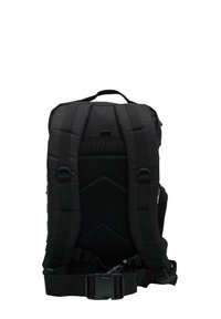 Svart ryggsäck med vadderat baksidan och axelremmar, utrustad med en texturerad nätpanel, justerbara spännen och ett förstärkt handtag på toppen.