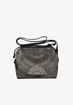 Sac à bandoulière rectangulaire avec une sangle en cuir noir, corps en tissu gris présentant des motifs circulaires complexes et un détail de texte "Gattinoni".