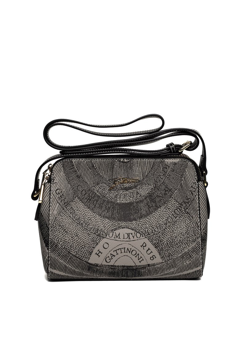Borsa a tracolla rettangolare con fascia nera in pelle, corpo in tessuto grigio caratterizzato da intricate fantasie circolari e dettagli testuali "Gattinoni".