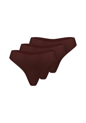Drei identische nahtlose Unterhosen in dunkelbraun, versetzt in einer Reihe auf weißem Hintergrund angeordnet.