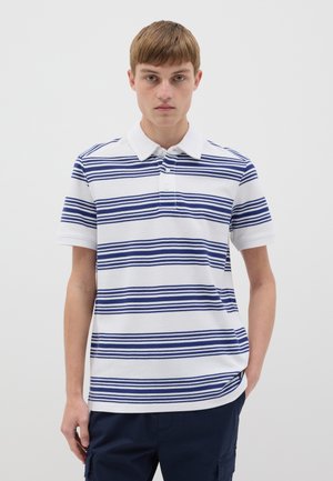 Poloshirt aus weißer Baumwolle mit horizontalen blauen Streifen, kurzen Ärmeln, einem Kragen und einer Dreiknopf-Leiste. Glatte Textur.