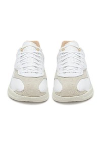 Baltos sportbačiai su zomšinėmis detalėmis, su lygaus odos viršumi, su raišteliais ir tekstūruota guma padais.