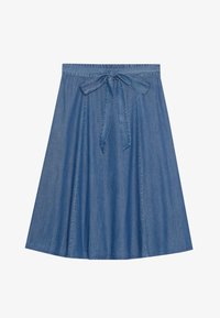 Falda de mezclilla en un tono azul medio. Presenta una cintura fruncida con un detalle de lazo. Corte en A con una textura suave y un diseño de longitud hasta la rodilla.