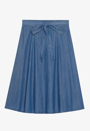 Denim nederdel i en mellemblå nuance. Har en samlet talje med en bindedetalje. A-formet silhouette med en glat tekstur og knælangt design.