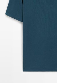 T-shirt a maniche corte con scollo rotondo di colore teal scuro, realizzata in morbido cotone con una texture liscia e dettagli sul bordo rifiniti.