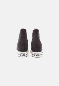 Hoge sneakers van antracietkleurig suède met witte rubberen zolen. Kenmerken zijn onder andere een logopatch, contrasterende stiksels en klassieke designelementen.