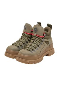khaki turistické topánky so robustnou hnedou gumovou podrážkou, metalickými očkami a červenými viazaniami; majú strednú výšku a sieťované panely.