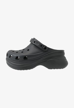 Sabot negru cu găuri perforate pe laterale, realizat dintr-un material plastic ușor. Dispune de o curea în spate și de un talpa texturată.