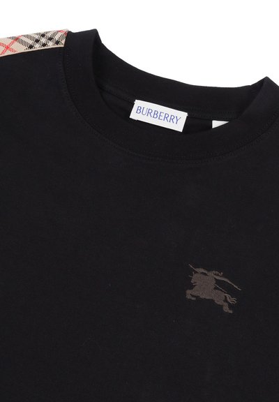 T-shirt in cotone nero con scollo rotondo, logo ricamato in marrone scuro e un accento in tessuto a fantasia su una spalla.