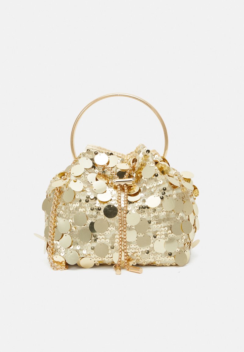 Zlatá kabelka ze zlatých flitrů s kulatým tvarem, vybavená kovovým horním držadlem, ozdobným řetízkem a stahovací šňůrkou.