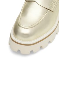 Loafer metalizat auriu cu o talpă robustă din cauciuc alb, având o textură netedă și vârf rotunjit. Cusăturile subtile adaugă detalii.