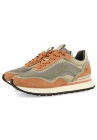 Zapatillas deportivas con parte superior de malla beige y gamuza naranja, detalles en beige y una mediasuela blanca. Presentan cordones redondos y una suela de goma texturizada.