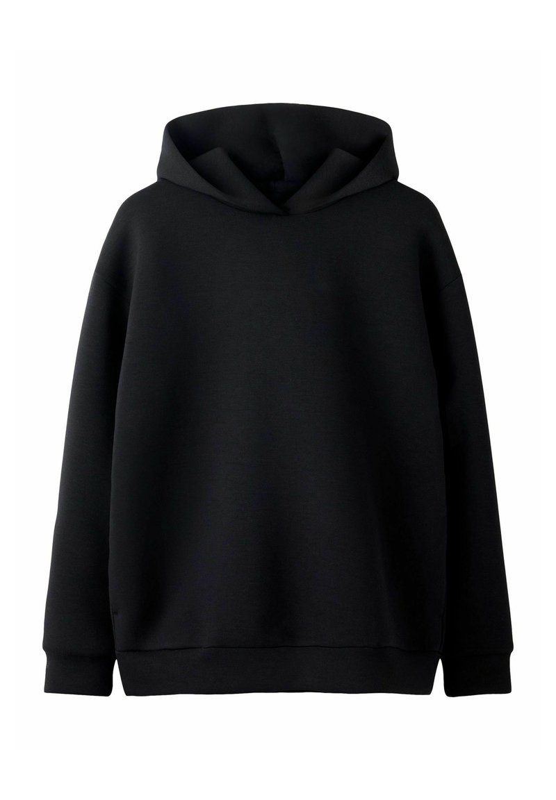 Melnā kapucēta džemperis ar garām piedurknēm, izgatavots no mīkstas auduma. Tam ir brīvs piegriezums un ribotas piedurknes un apakša. Nav redzamu rakstu vai akcentu.