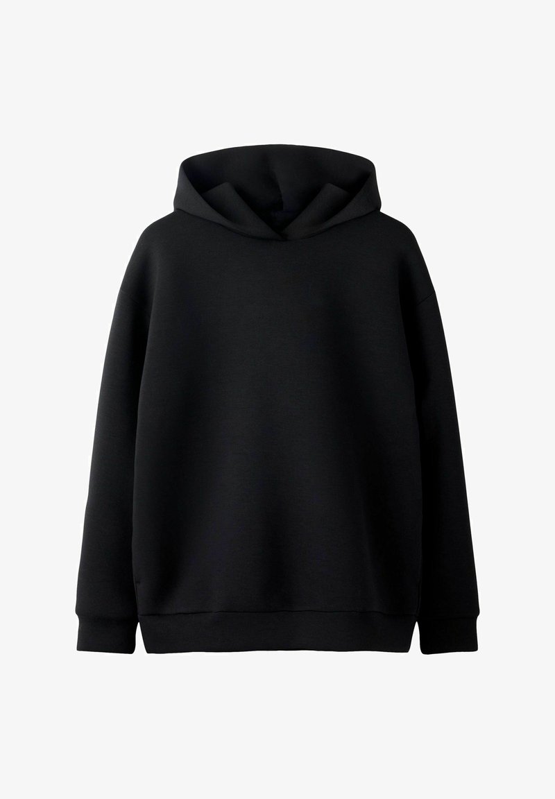 Melnā kapucēta džemperis ar garām piedurknēm, izgatavots no mīkstas auduma. Tam ir brīvs piegriezums un ribotas piedurknes un apakša. Nav redzamu rakstu vai akcentu.