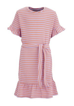 Kortærmet børnekjole med orange og hvide vandrette striber, taljebånd og flæseærmer og -kant.