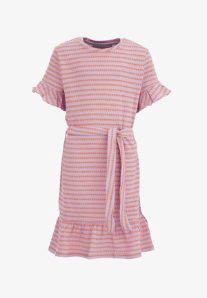 Krótka sukienka dla dzieci z krótkim rękawem, w poziome pomarańczowo-białe paski, z paskiem w talii oraz falbankami na rękawach i na dole.