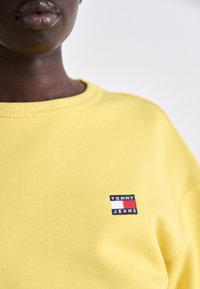 Tommy Jeans BADGE CREW - Felpa - yellow dahlia