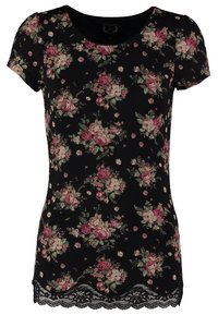Top negro con flores y mangas cortas, que presenta rosas rosas y hojas verdes. El dobladillo de encaje con borde ondulado añade textura y detalle.