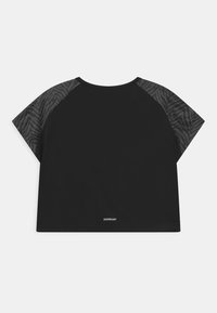 Svart kort t-shirt med korta ärmar och genomskinliga tigerprintdetaljer. "AEROREADY" tryckt vid fållen. Mjuk tygtextur.