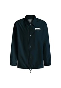 Chaqueta negra hecha de tela suave, con un cierre frontal de botones, puños elásticos y el logo "RBR" en blanco en la parte izquierda del pecho.