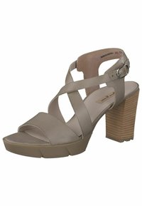 Infradito beige con tacco alto, finitura in legno testurizzato, e cinturini incrociati. Parte superiore in pelle liscia e suola platform.