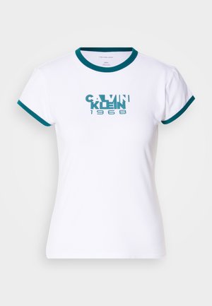 Bijela majica kratkih rukava s tirkiznim rebrastim ovratnikom i rubovima. Na prednjoj strani ima logo "CALVIN KLEIN 1968" u tirkiznoj boji. Materijal: pamuk.