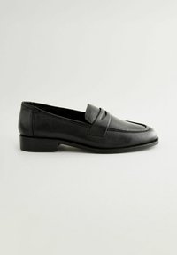 Sorte læder loafers med en afrundet tå, dekorative syninger og en lav blokhælt. Glat tekstur uden synlige mønstre.