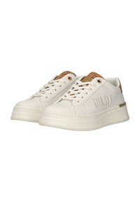 Sneakers bianchi in pelle con finitura testurizzata, punta rotonda e suola spessa. Presentano occhielli in tonalità oro e un accento color cuoio sul tallone.