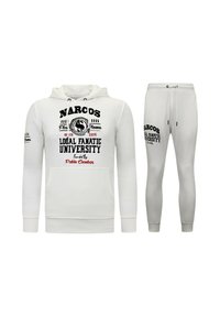 Witte sweatshirt en broek set met zwart en rode bedrukte tekst, voorzien van trekkoorden en geribde manchetten. Glad textuur, casual ontwerp.