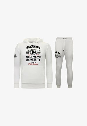 Witte sweatshirt en broek set met zwart en rode bedrukte tekst, voorzien van trekkoorden en geribde manchetten. Glad textuur, casual ontwerp.