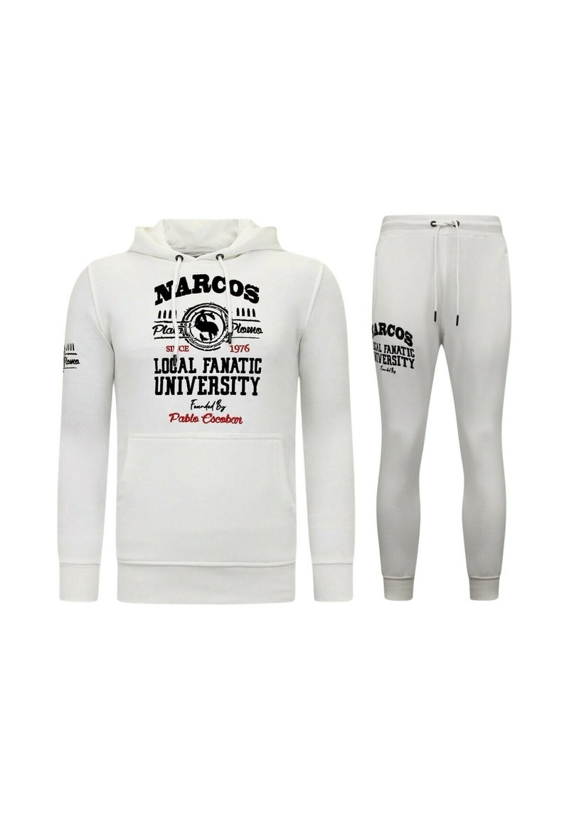 Witte sweatshirt en broek set met zwart en rode bedrukte tekst, voorzien van trekkoorden en geribde manchetten. Glad textuur, casual ontwerp.