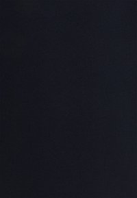 Texture de tissu noir uni avec un motif de tissage subtil, couleur sombre uniforme et surface lisse.