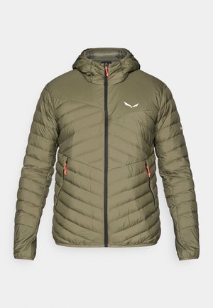 Olivengrønn pufferjakke med hette, med glidelås foran, chevron-søm og oransje glidelåshåndtak. Lettvekt med en glatt tekstur.