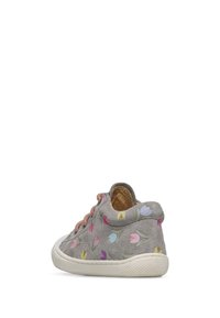 Sneaker grigio in suede con motivo floreale multicolore, lacci beige, suola testurizzata e design a punta rotonda.
