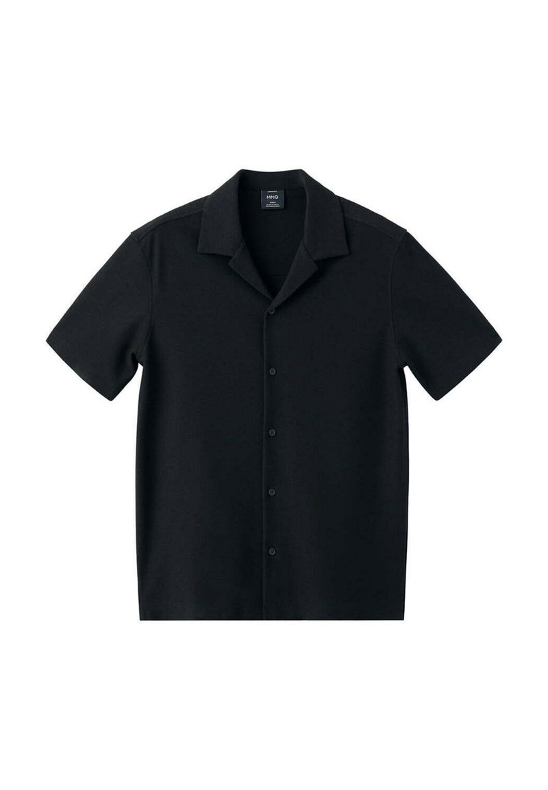 Camisa negra de manga corta con botones y cuello, mostrada plana sobre un fondo blanco.