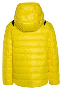 Gul puffjacka med huva, quiltat mönster och glansig yta. Svarta detaljer på axlarna. Bakifrån visad.