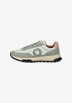 Sneakers met een witte en grijze bovenkant, roze accenten, vetersluiting, rubberen zool en een rond logo aan de zijkant.