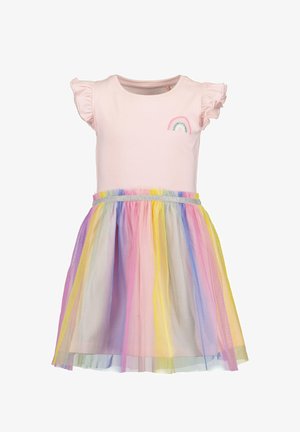 Robe en coton rose avec manches courtes à volants, ornée d'une appliqué arc-en-ciel sur la poitrine et d'une jupe en tulle multicolore avec une ceinture argentée.