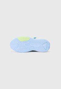 Semelle de sneaker bleu clair avec un motif de semelle en chevrons, présentant une pièce de renfort jaune-vert. Texture lisse avec des bords définis.