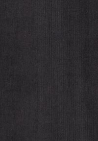 Tessuto nero a costine con texture verticale e un aspetto morbido, adatto per abbigliamento o rivestimenti. Senza motivi o accenti particolari.