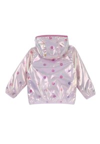 Transparent regnjacka med huva, prydd med ett flerfärgat prickmönster och elastiska ärmslut, tillverkad av lätt och glänsande material.