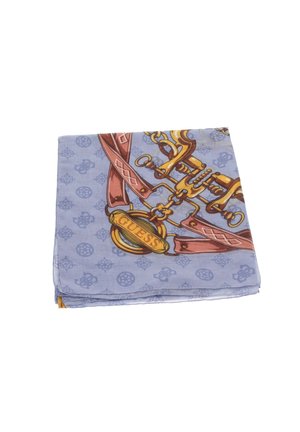 Foulard blu con una stampa dettagliata di catene, ganci e un logo circolare con la scritta "GUESS". Texture liscia, forma quadrata e piegato ordinatamente.