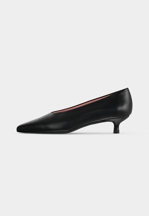 Escarpin en cuir noir avec un bout pointu et un petit talon bas, présenté en profil latéral sur un fond clair uni.