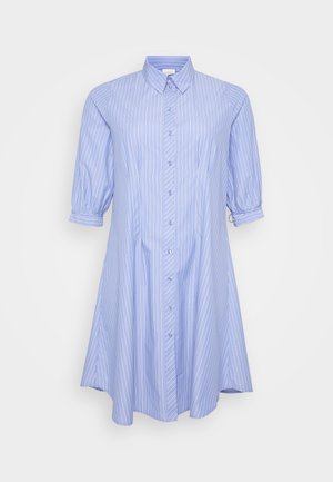 Robe chemise rayée bleu clair avec un devant à boutons, un col et des manches jusqu'aux coudes, présentée sur un fond blanc.