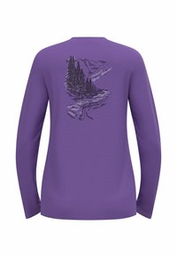 Lila Langarmshirt mit einem detaillierten bestickten Landschaftsdesign mit Bäumen und Bergen auf der Rückseite. Weiche, glatte Textur.