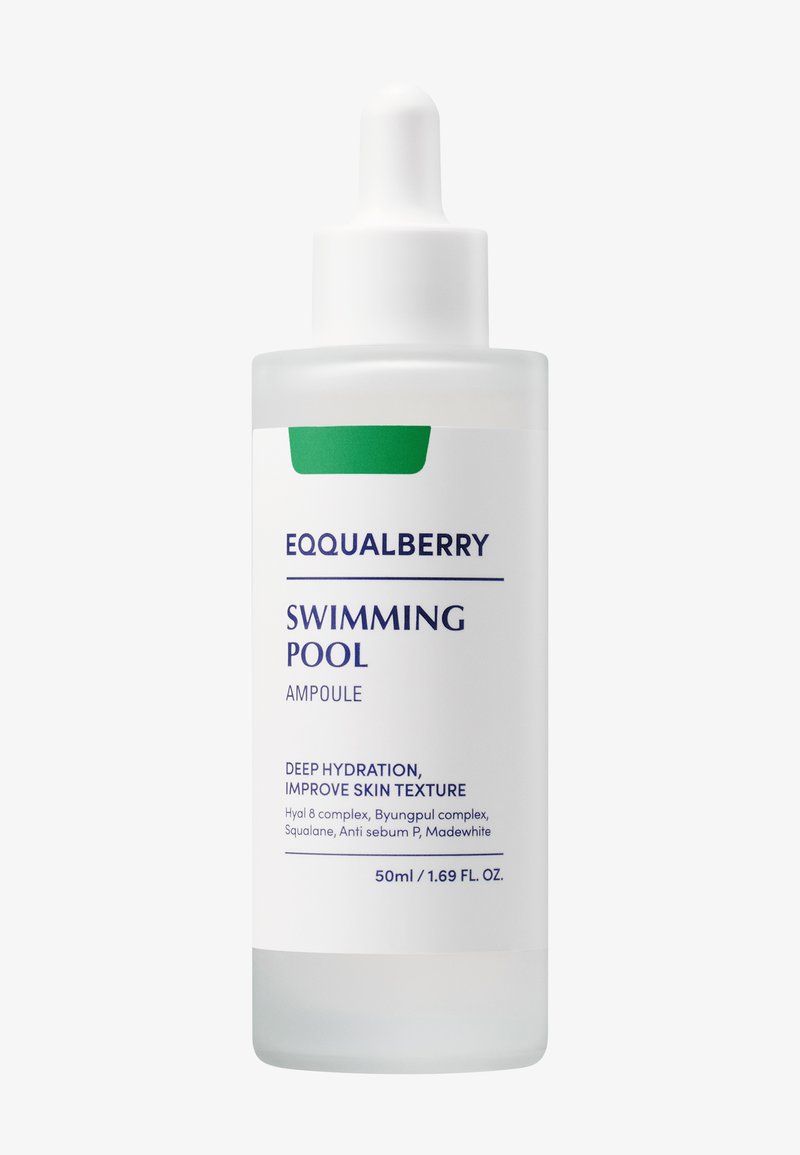 Klar glassampulle med hvit pipette, merket "EQUALBERRY SVØMMEBASSENG." Tekst i blått og grønt; 50 ml kapasitet.