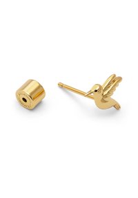 Pendientes en tono dorado con un diseño estilizado de colibrí, que presenta alas intrincadas y un soporte cilíndrico, con un acabado metálico suave.
