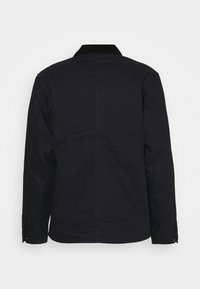 Schwarze Jacke aus glattem Stoff, mit einem Cordkragen, taillierter Passform und kontrastierenden Nähten entlang des Rückens und der Ärmel.